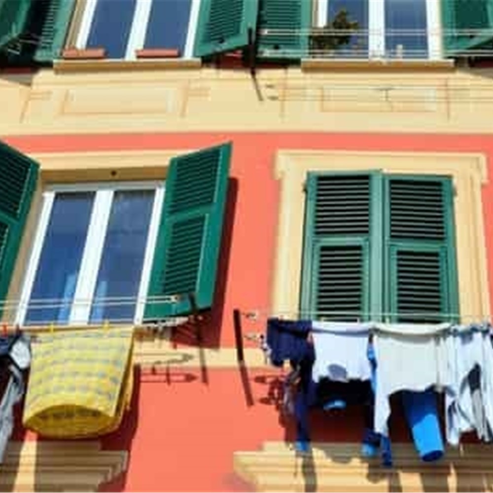 Sbattere la tovaglia dal balcone è reato?